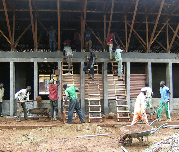 Arbeiter bauen ein Gebäude